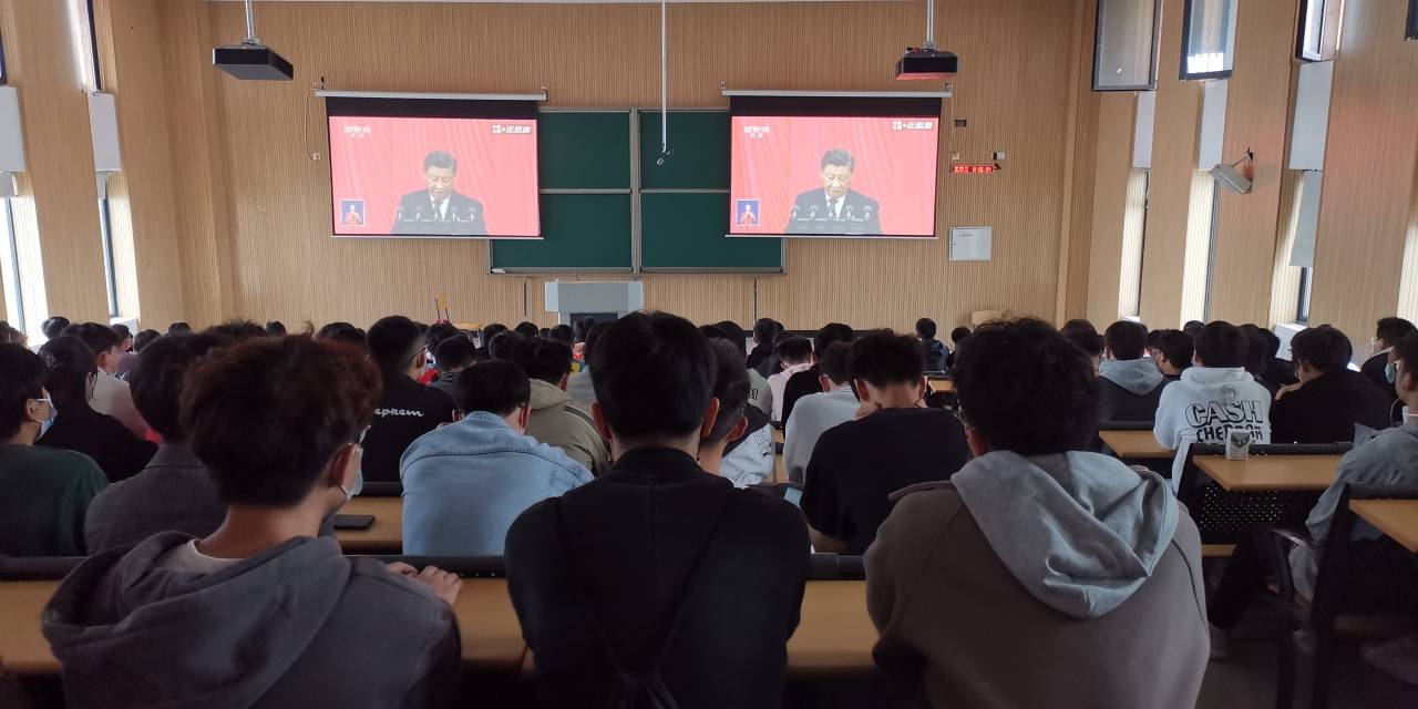 观看二十大开幕式.jpg